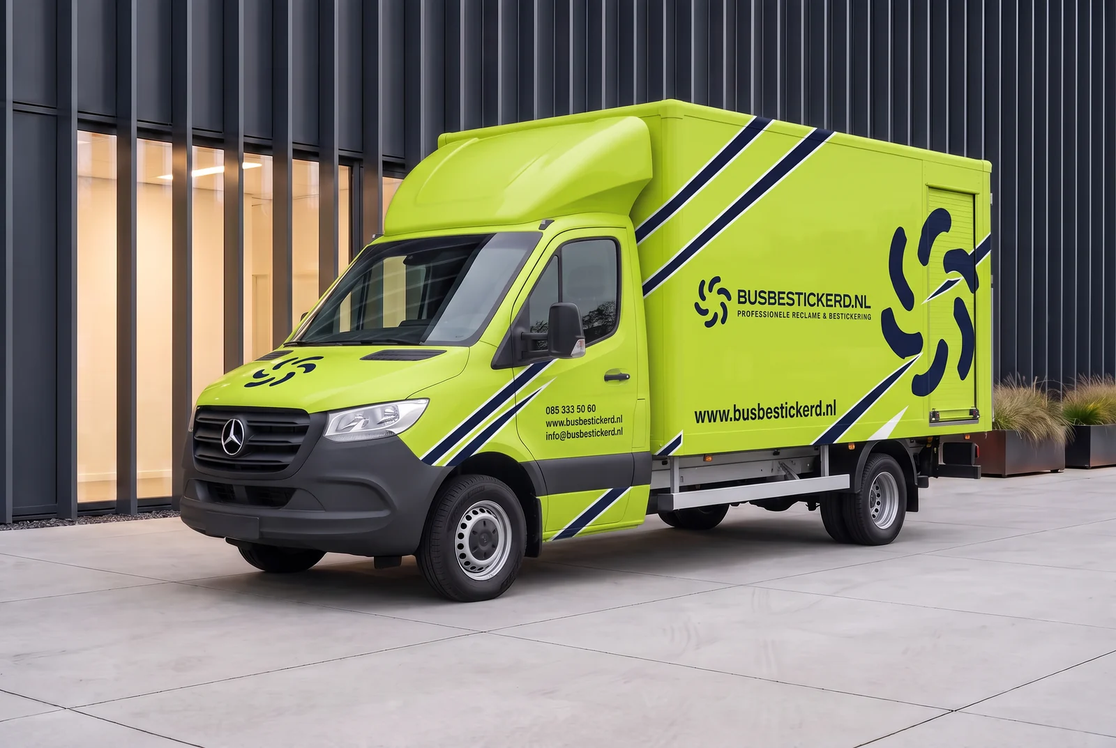Voorbeeldontwerp pakket Car-wrap op een bakwagen