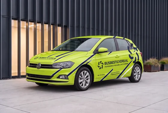 Voorbeeldontwerp pakket Car-wrap op een personenauto