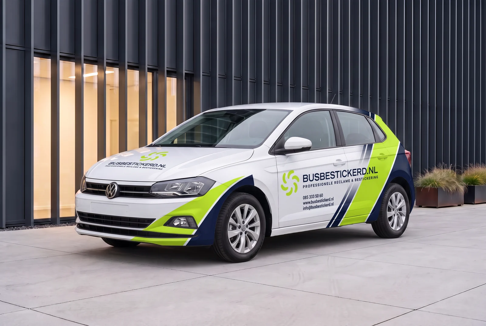 Voorbeeldontwerp pakket Creative op een personenauto