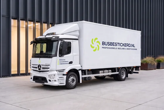Voorbeeldontwerp pakket Basic op een vrachtwagen
