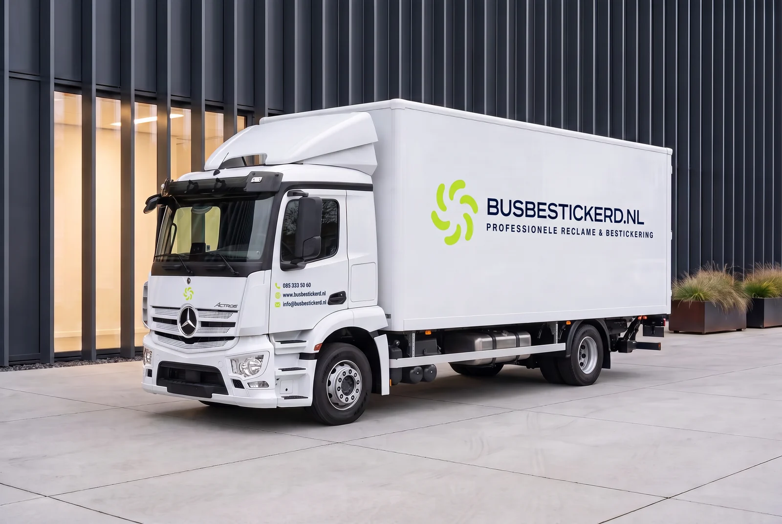 Voorbeeldontwerp pakket Basic op een vrachtwagen