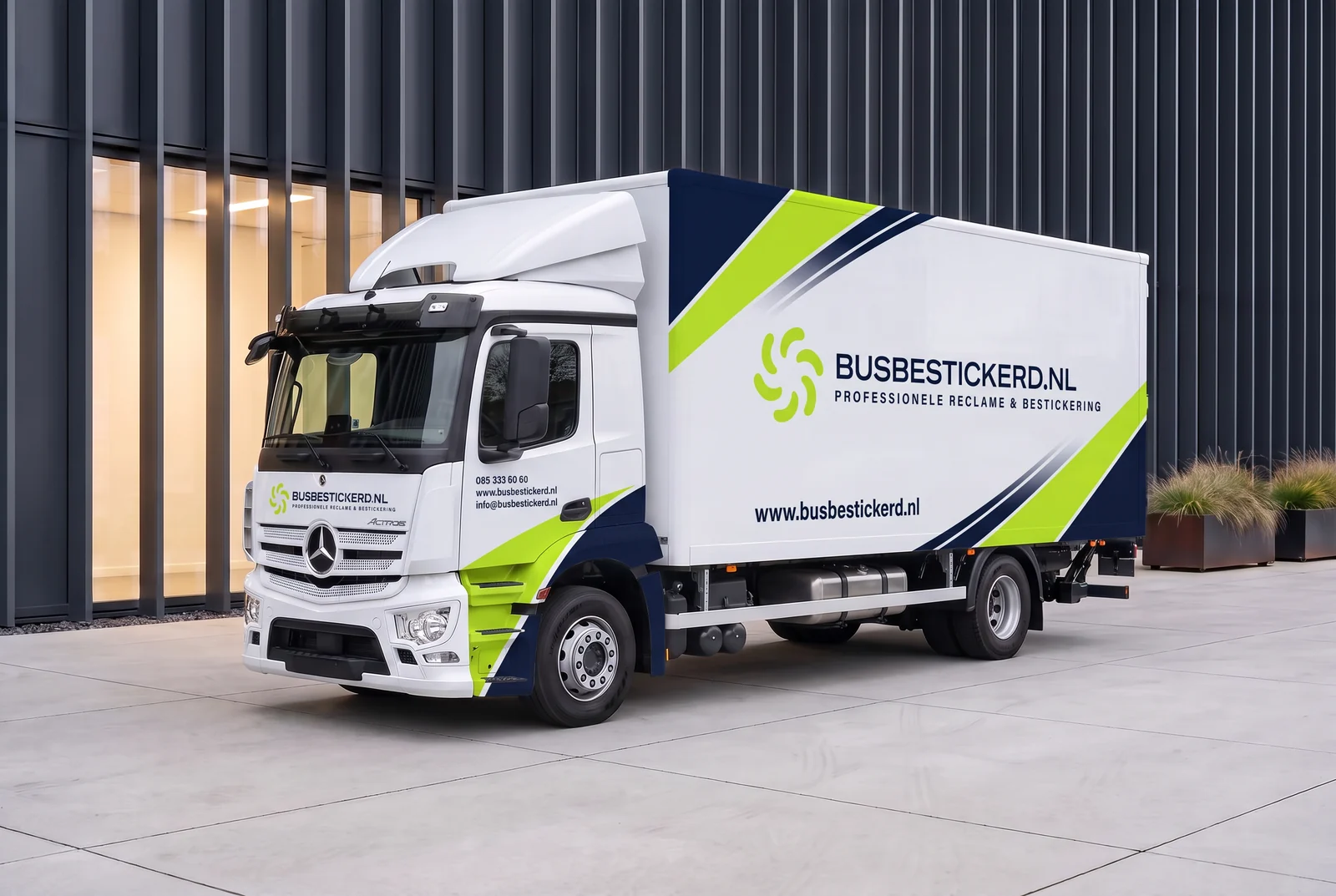 Voorbeeldontwerp pakket Creative op een vrachtwagen