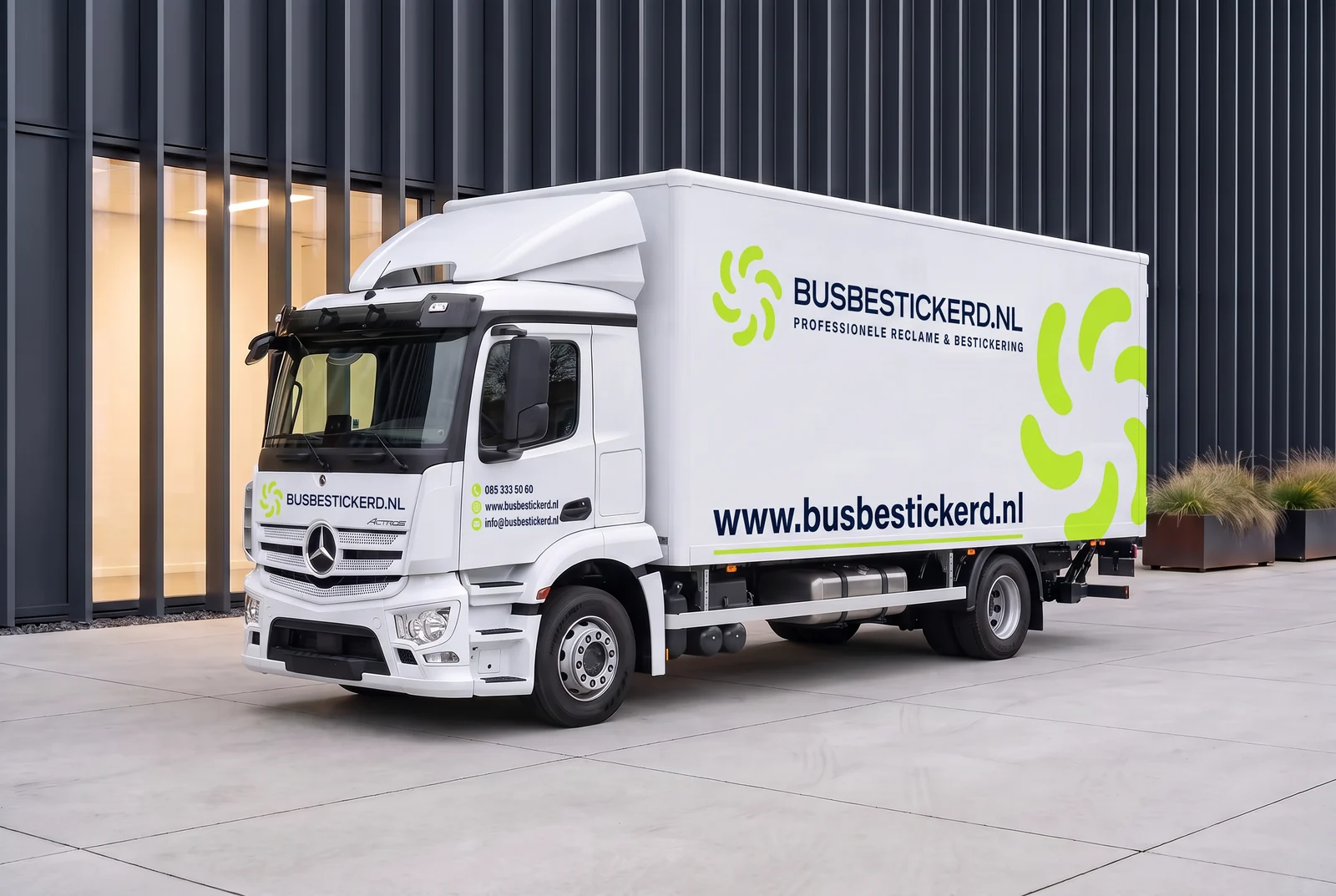 Voorbeeldontwerp pakket Groot op een vrachtwagen