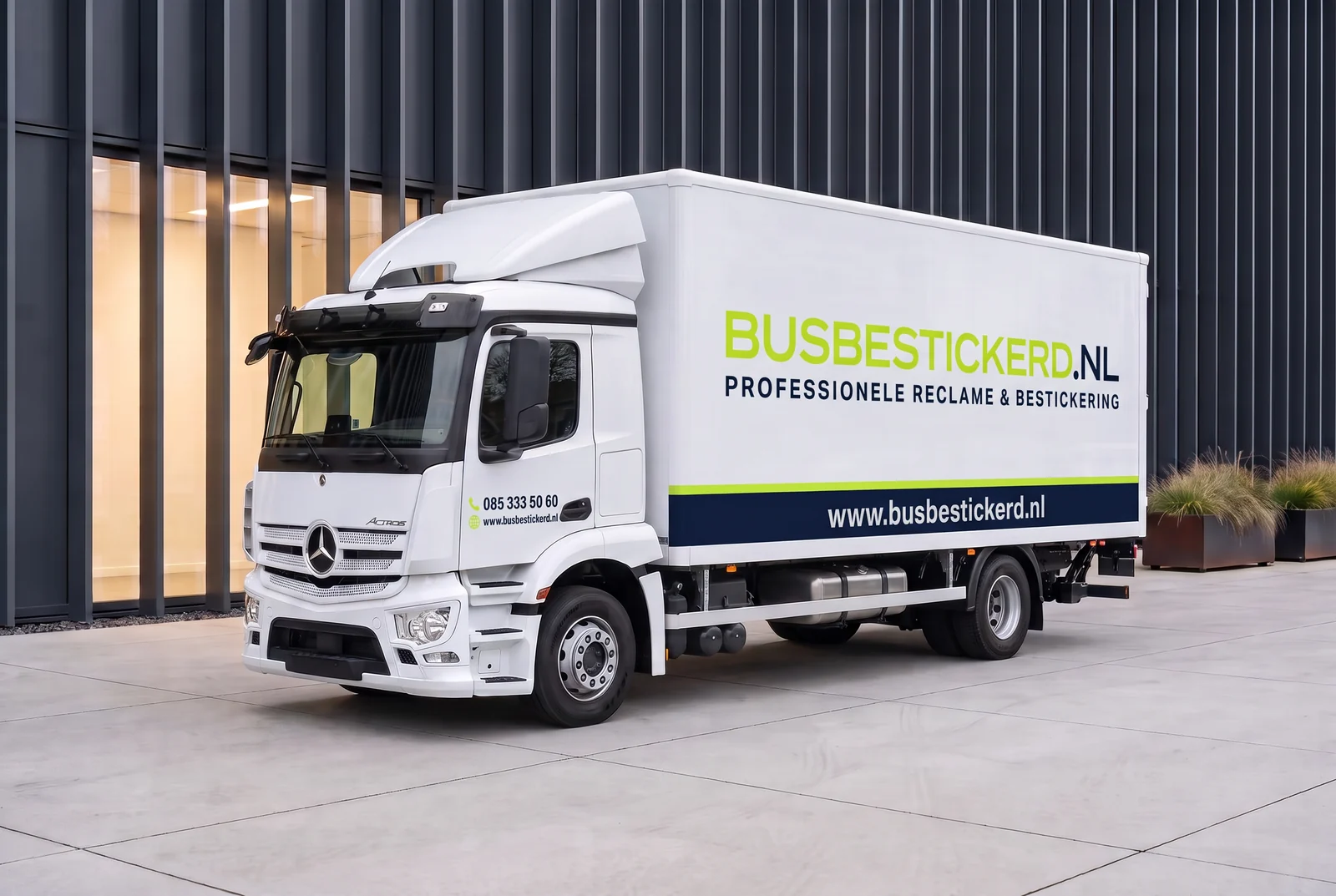 Voorbeeldontwerp pakket Medium op een vrachtwagen