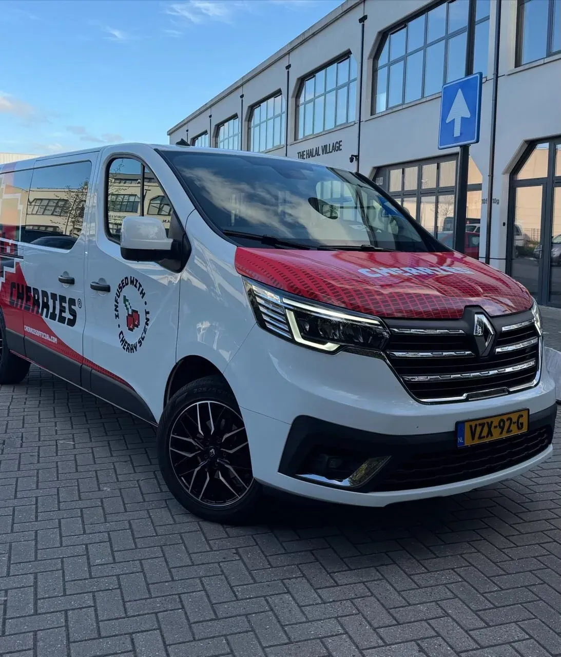 Bestelbus Cherries: Full colour wrap Renault Trafic