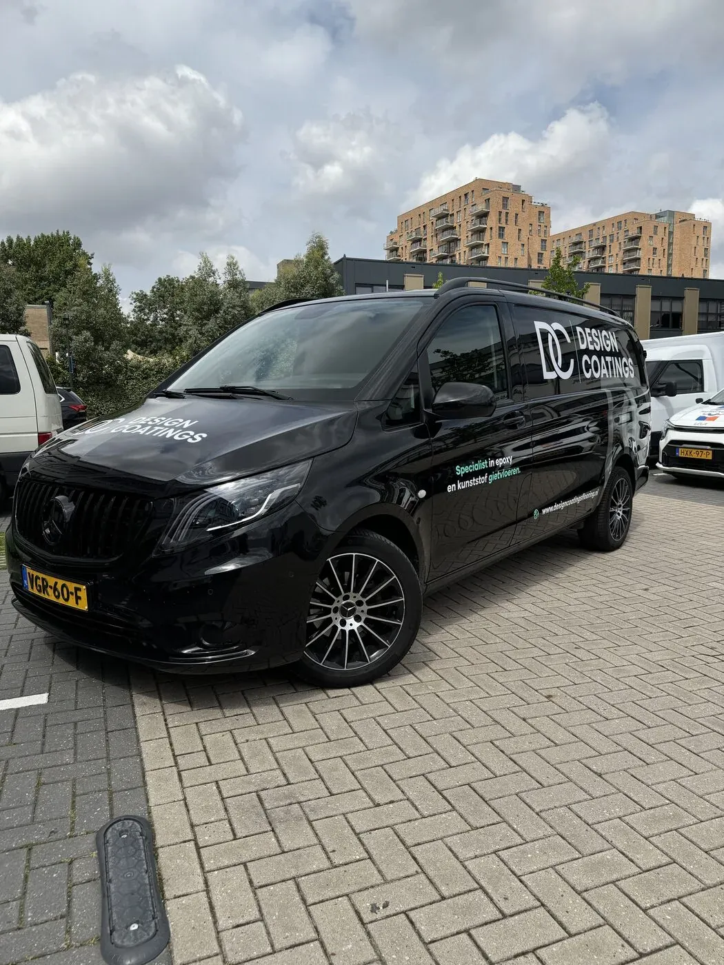 Bestelbus Designcoatings met strakke huisstijl belettering volledig rondom