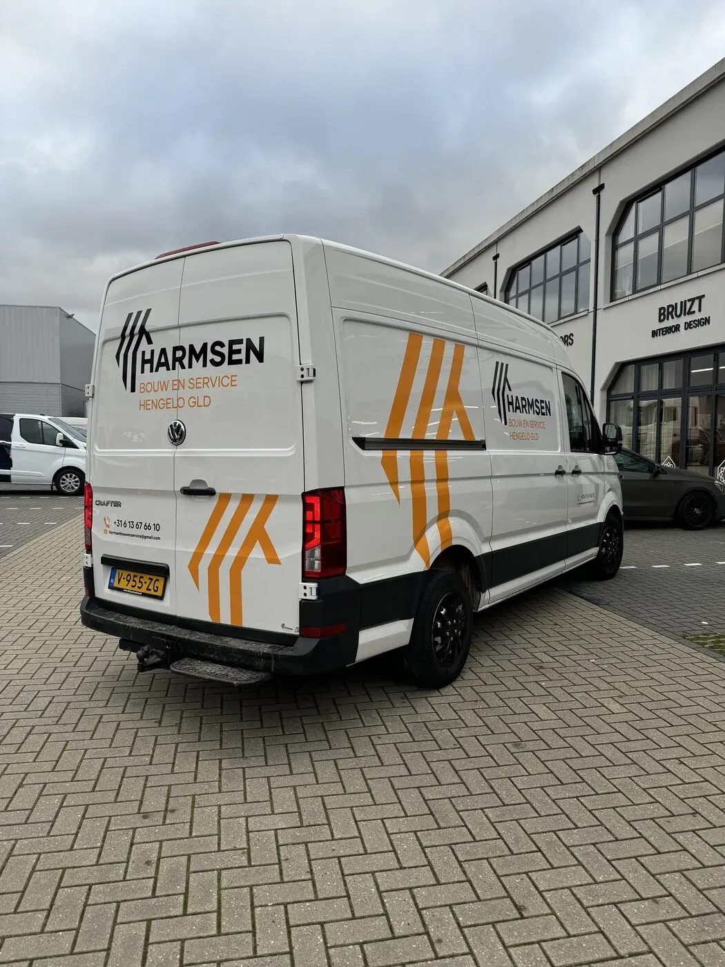 Bestelwagen Harmsen met volledige huisstijl belettering rondom doorgevoerd