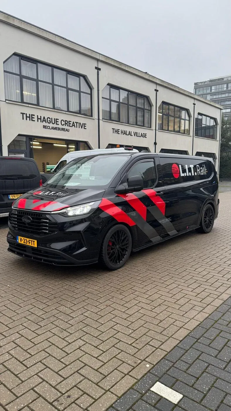 Bestelbus L.I.T. Rail: Groot pakket — belettering & gevarenaanduiding