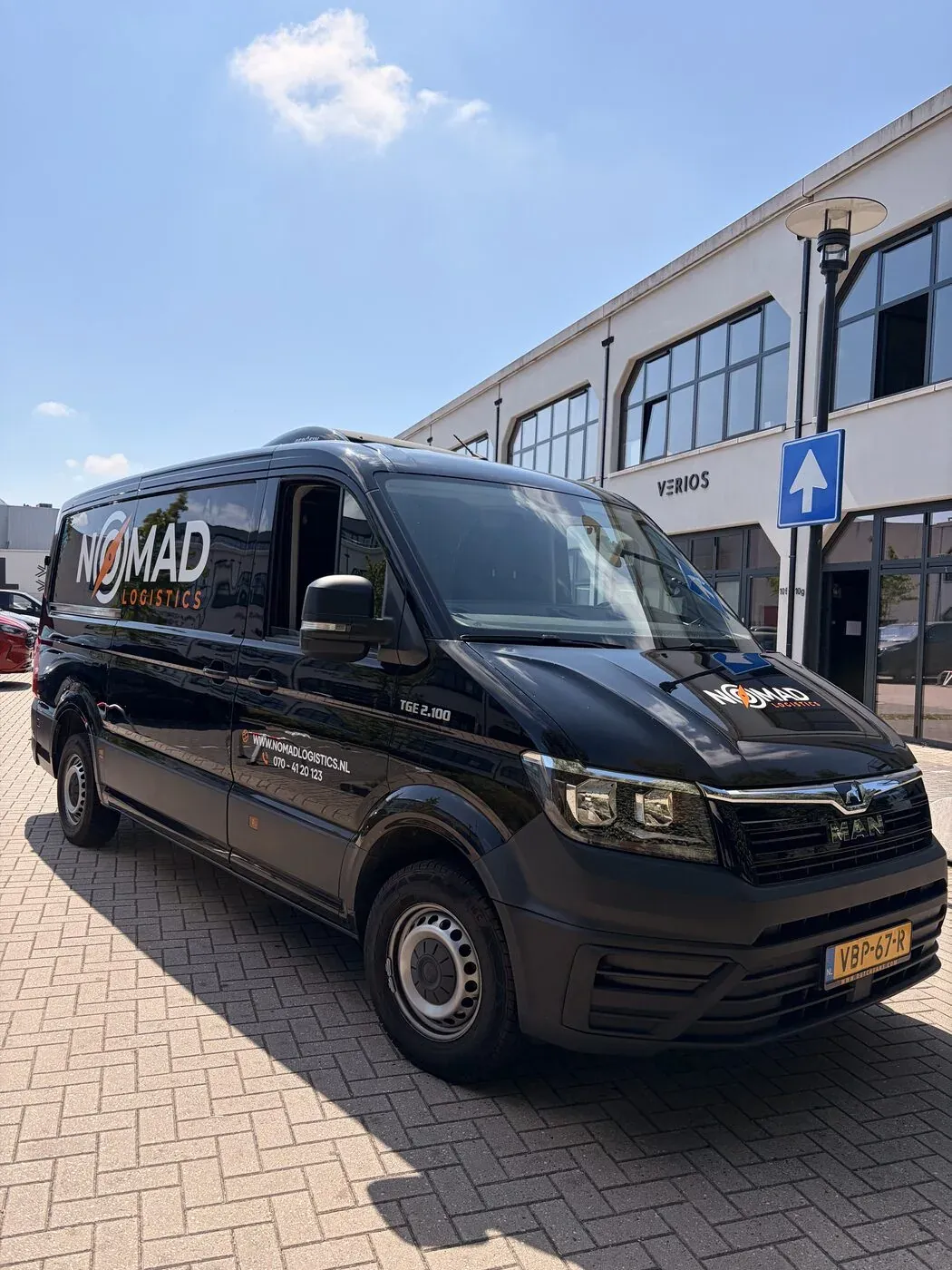 Bestelwagen Nomad Logistics met strakke rondom doorgevoerde belettering