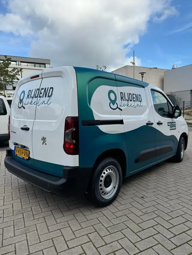 Bestelauto Rijdend Loket — Peugeot Partner met teal-groene kleurblokken en logo rondom