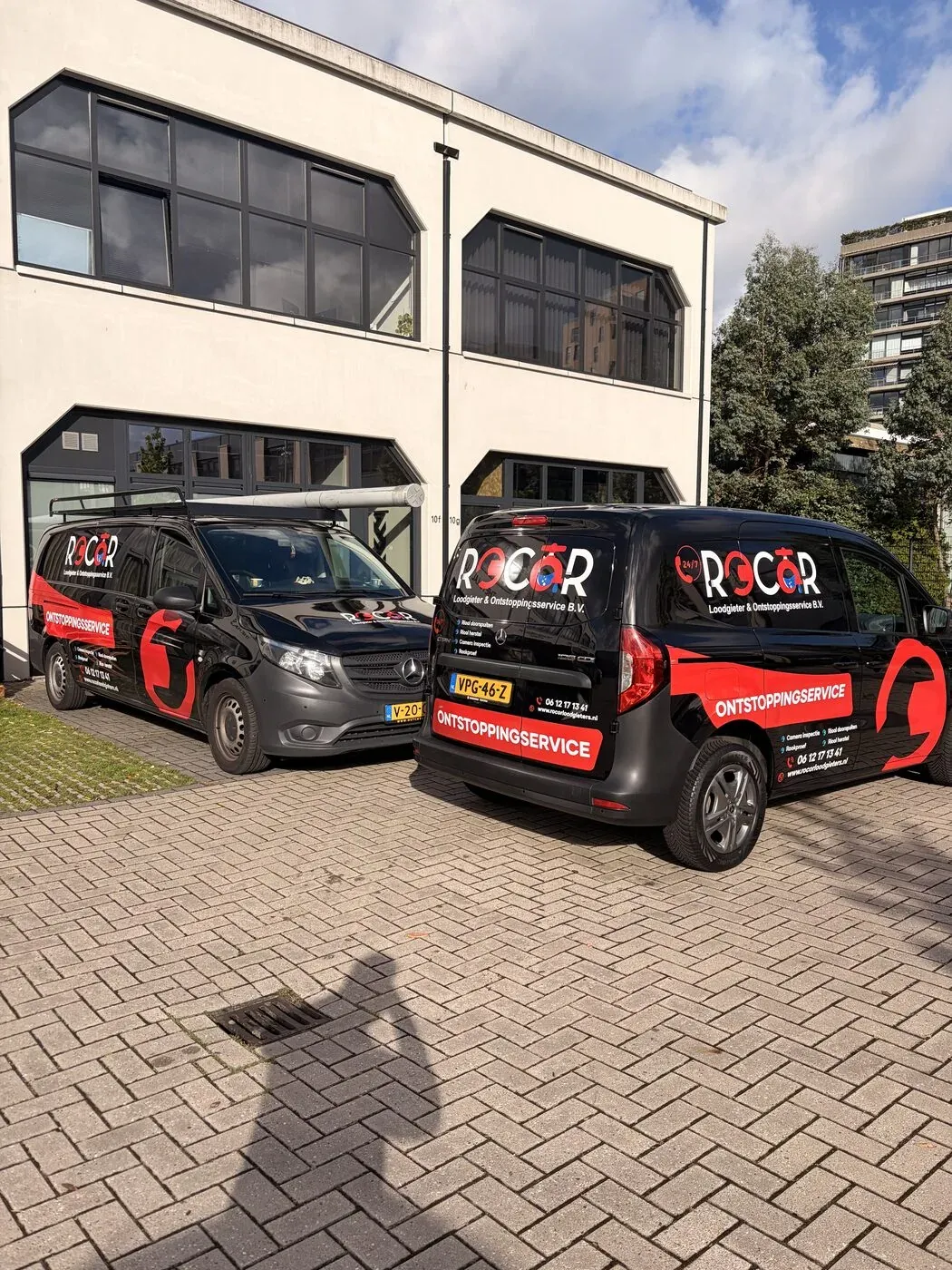 Bestelbus Rocor Loodgieters met belettering in huisstijl volledig rondom
