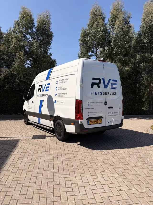 Bestelwagen RVE Fietsservice met strakke belettering volledig rondom in huisstijl