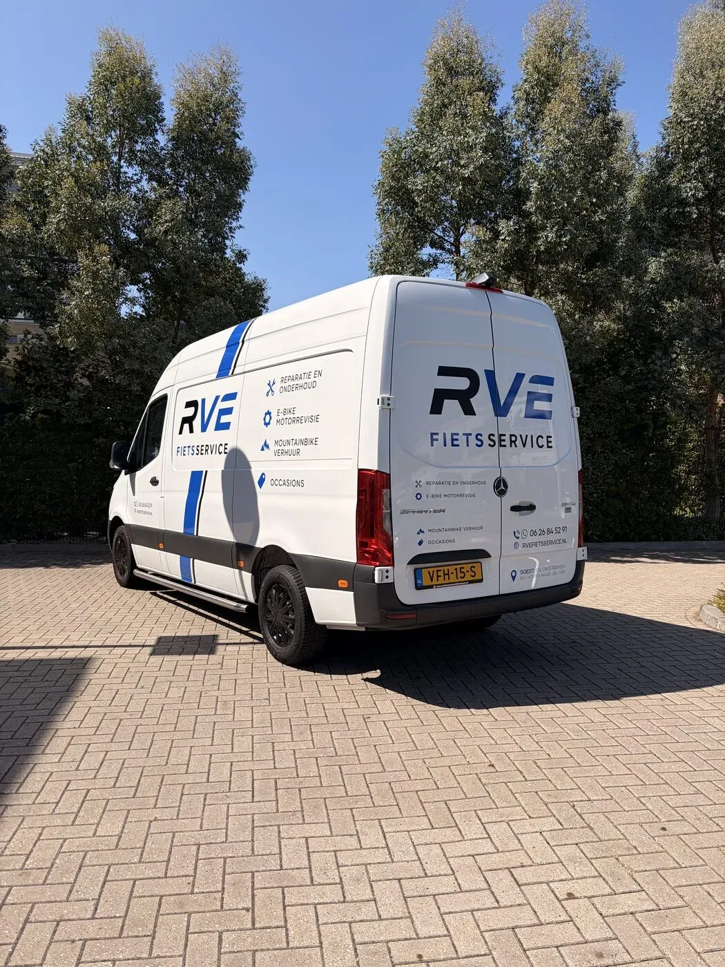 Bestelwagen RVE Fietsservice met strakke belettering volledig rondom in huisstijl