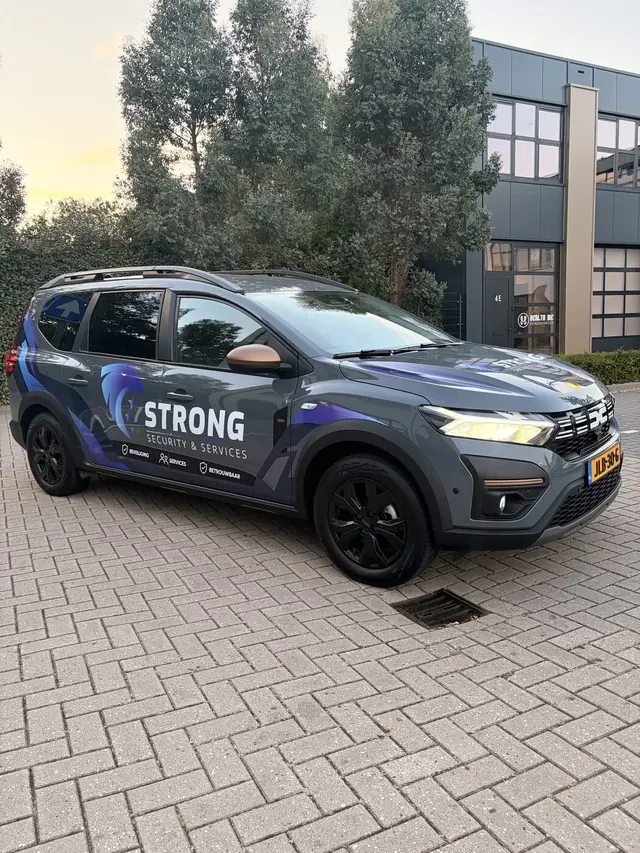 Personenauto Strong Security met volledig in huisstijl ontworpen carwrap