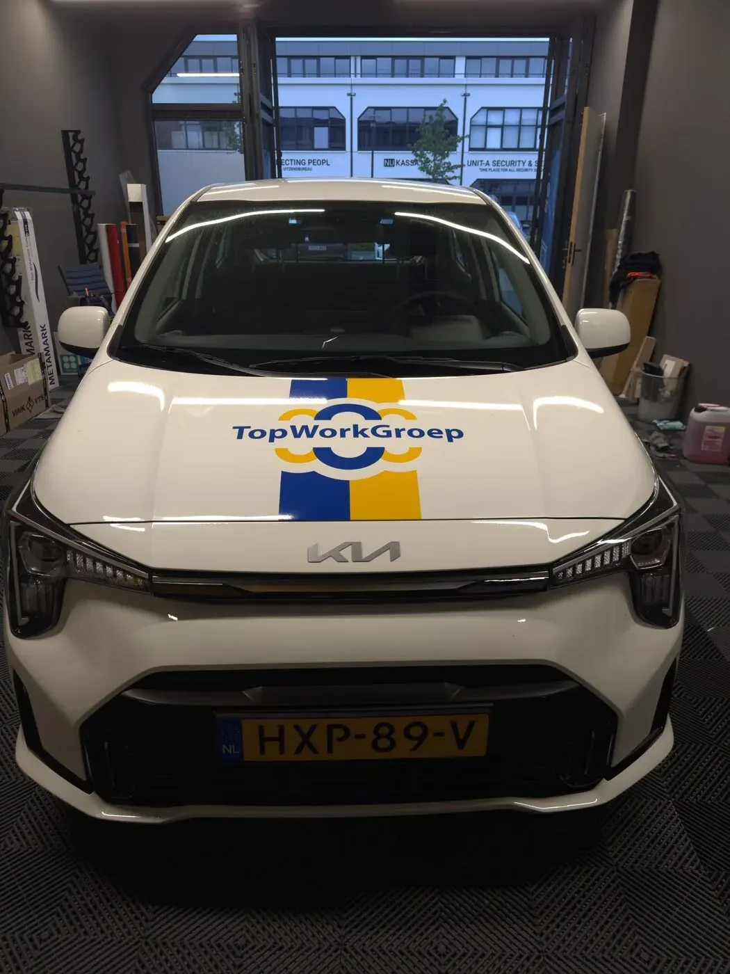Personenauto TopWorkGroep met volledig in huisstijl ontworpen carwrap rondom