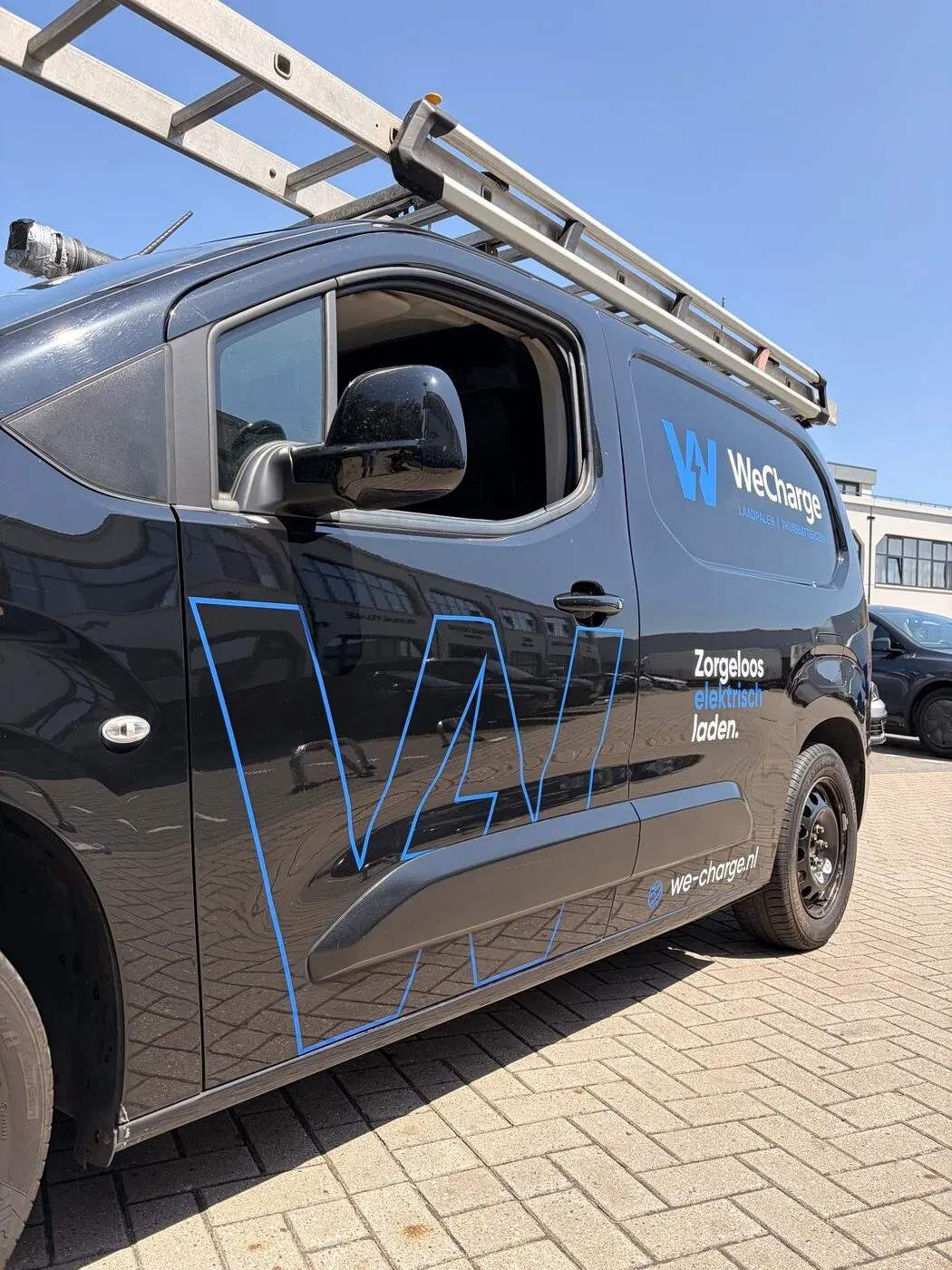 Bestelauto We-Charge.nl met belettering in huisstijl volledig rondom doorgevoerd